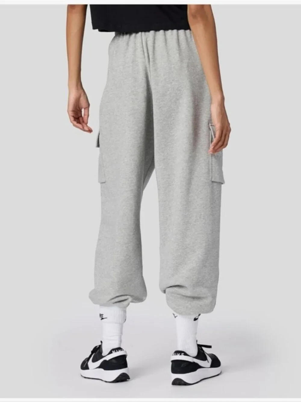 Nike Sportswear Club Fleece Women's Mid-Rise Oversized Cargo Sweatpants Grey